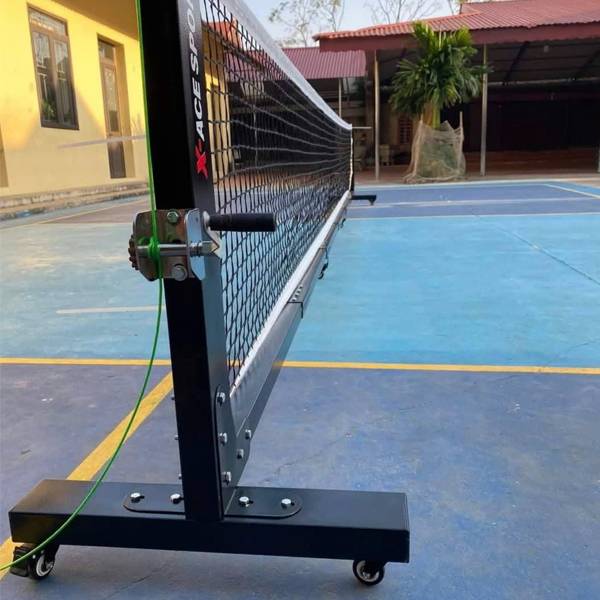 Dụng cụ căng lưới pickleball hay tay quay căng lưới pickleball được làm bằng thép đúc chuyên để căng lưới.