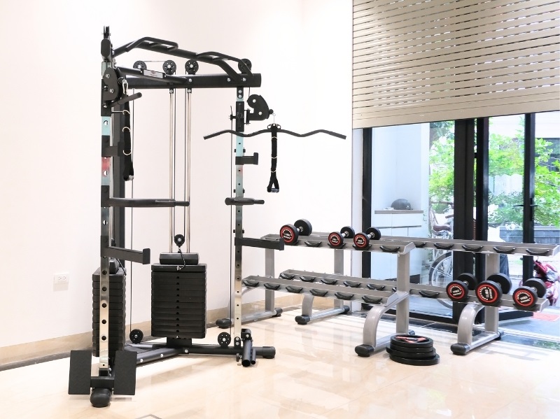Giàn kéo tạ xô vai đôi HQ-V021 set up với giàn tạ tay như phòng gym thu nhỏ