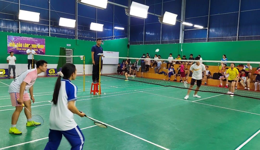 Dụng cụ cầu lông trường học gồm những gì? Hướng dẫn chọn đầy đủ 1 cau long truong hoc