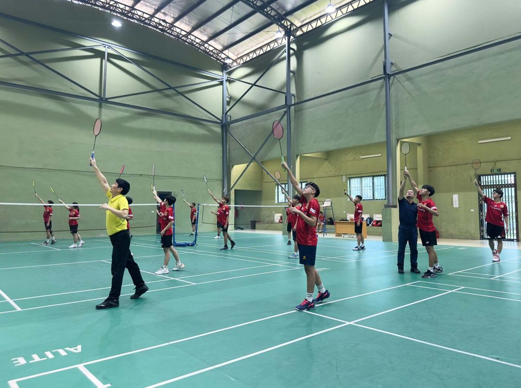 Dụng cụ cầu lông trường học gồm những gì? Hướng dẫn chọn đầy đủ 2 tru cau long truong hoc